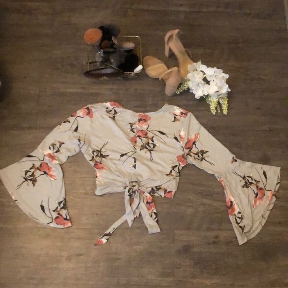 Long sleeve, V-Neck flowery crop top - Picture 2 of 2